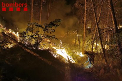 Un bombero durante los trabajos de extinción en la madrugada de ayer. 