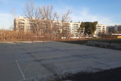 Vista general de la pista polideportiva, sin una de las porterías y casi sin vallas.