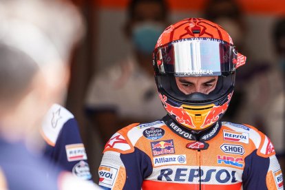 Marc Márquez, pensativo durante la sesión de entrenamientos libres del Gran Premio de Italia.