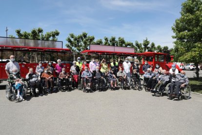 Foto de familia de los impulsores de la iniciativa y algunos de los usuarios de la residencia ICAD que ayer se subieron al tren turístico. 