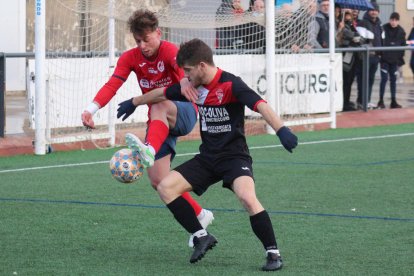 Un jugador del Balaguer y uno del Linyola disputan el balón.