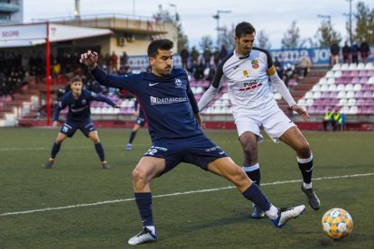 Joel Huertas y el capitán del Borges, Pelegrí, pugnan por el balón.