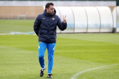 Xavi dirige el entrenamiento de ayer en la Ciutat Esportiva.