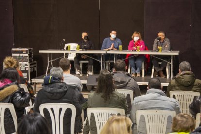 El debate organizado por La Soll tuvo lugar en el Espai MerCAT.