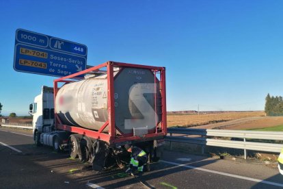 El camión implicado en el accidente mortal en Soses.