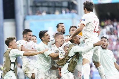 Los jugadores de la selección festejan el tanto de Oyarzabal que aseguraba la victoria.