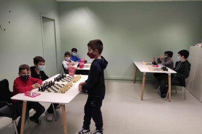 Xavier Mompel durante la simultánea con los alumnos.