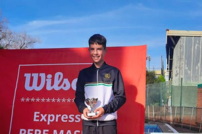 Jordi González con el trofeo de campeón en el Centre Laietà.