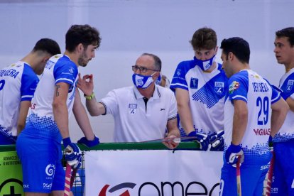 Albert Folguera da instrucciones a sus jugadores en un partido reciente.