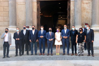 Los nueve presos indultados, ayer, ante el Palau de la Generalitat acompañados del president Aragonès y del vicepresident Puigneró.