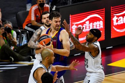 Pau Gasol defiende con energía una posesión.