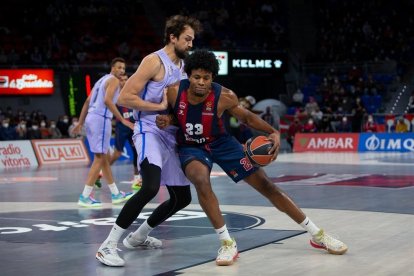 Enoch controla el balón en una acción del partido de ayer.