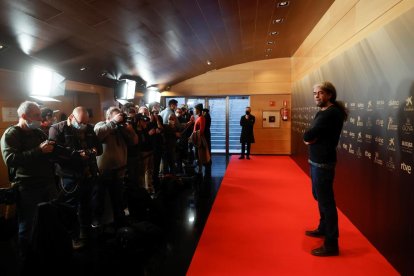 El director Fernando León de Aranoa posa para los medios a su llegada a la lectura de la lista de finalistas en las 28 categorías de los Premios Goya.