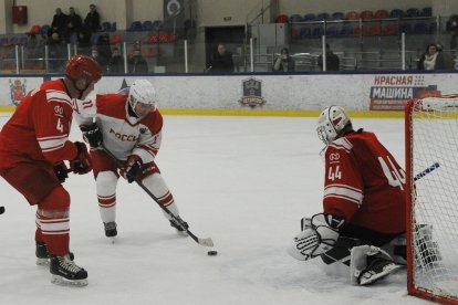 Vladímir Putin, en el centro, jugó ayer un partido de hockey.