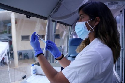 Una enfermera preparando una dosis de la vacuna Janssen.