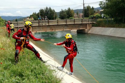 Efectivos de los Bomberos hicieron ayer prácticas acuáticas. 