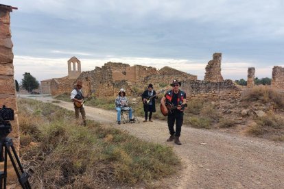 El quartet Segallosa Band de Fraga, en ple enregistrament del videoclip al poblat de Cardell.