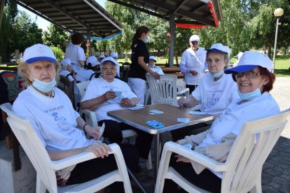 Usuarias de la residencia Llar de Sant Josep de La Seu d’Urgell hicieron ayer diferentes pruebas en el encuentro deportivo entre centros. 