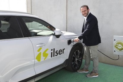 Marc Cerón, consejero delegado, y uno de sus coche eléctricos.