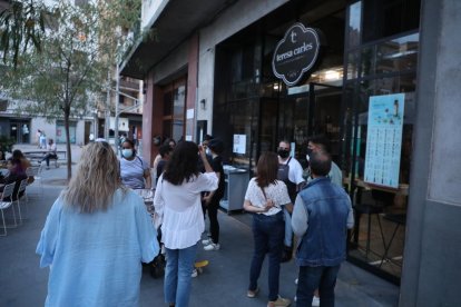 Clients i treballadors d’un restaurant fora del recinte per culpa de l’apagada.