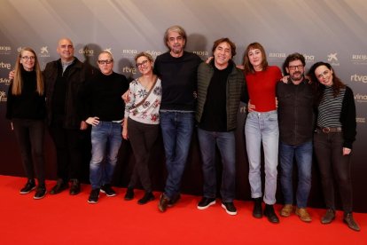 Fernando León de Aranoa y Javier Bardem,  junto con el resto del equipo de 'El buen patrón'.