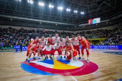 Els jugadors de la selecció espanyola celebren el triomf contra Geòrgia.