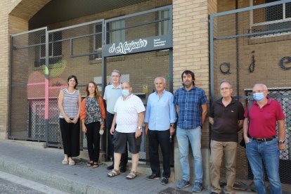 Miembros de Jericó y Banc dels Aliments en la fachada del comedor.