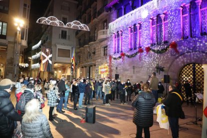 Cuarto aniversario de los ‘Cantaires’  -  Los cantaires de la plaza de la Paeria, que cumplen cuatro años de actuaciones, entonaron ayer su canto número 184 para pedir la amnistía para todos los encausados por el procés y para reivindicar e ...