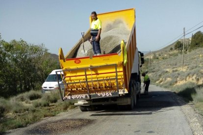 Obres per al manteniment de camins a Fraga.