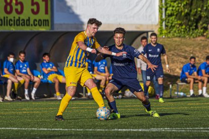 Una acció del partit d’ahir entre el Sant Just i l’Atlètic Lleida.