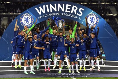 Els jugadors del Chelsea celebren eufòrics la conquesta de la segona Champions League de la seua història.