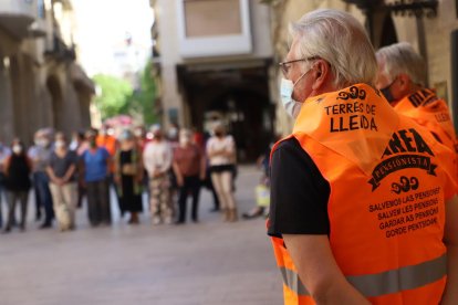 A la concentració de la Marea Pensionista de Lleida van anar mig centenar de persones.