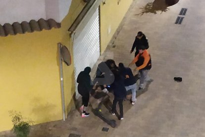 Batussa a Lleida amb diverses persones, una d'elles amb un ganivet