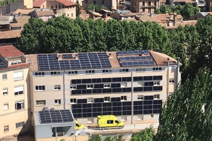 Las placas solares que se han colocado en los laterales y el tejado del centro sanitario.