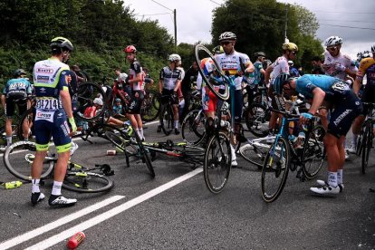 Detenida la espectadora que causó la caída durante la primera etapa del Tour