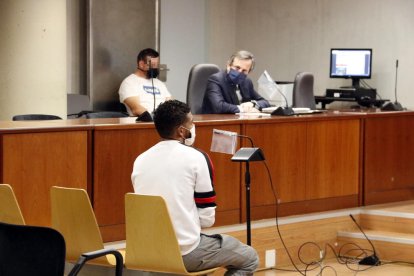 El acusado de un robo con violencia en una sala de juegos de Lleida, durante el juicio en la Audiencia de Lleida.