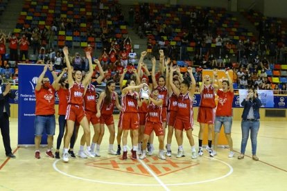 Las jugadoras del CB Lleida celebran sobre la pista el título de campeonas de Catalunya.