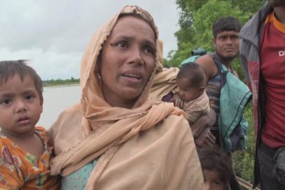 Una mujer llora mientras cuenta su huida de Birmania a Bangladesh.