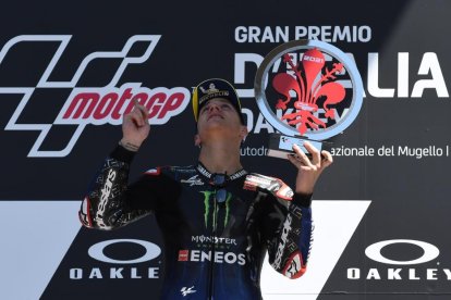 Fabio Quartararo subió al podio como ganador del Gran Premio de Italia y mirando hacia el cielo le dedicó la victoria al joven suizo Jason Dupasquier.