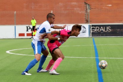 Un jugador del Solsona protege el balón ante el marcaje de uno del Mollerussa.