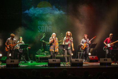 El incombustible del rock en catalán durante su actuación en el Teatre Ateneu de la capital del Urgell.