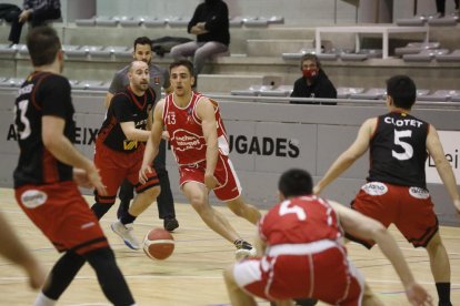 Xavier Mata con el balón en una jugada del partido entre el Alpicat y el Artés.