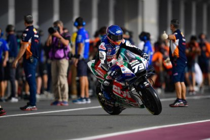 Àlex Márquez, en el momento de salir de su box durante la sesión de entrenamiento de ayer.