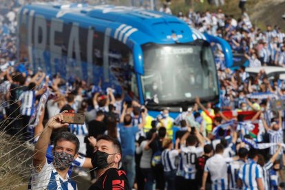 Aglomeración de seguidores de la Real en San Sebastián.