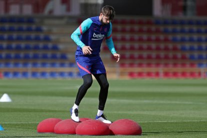 Gerard Piqué, ahir durant la sessió d’entrenament.