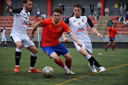 Montoy i Enríquez, del Borges, lluiten per la pilota amb un jugador del Martinenc.