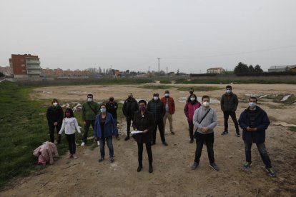 Membres de la plataforma al solar triat per a l’alberg.