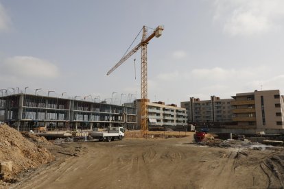 Imatge de les obres d’un nou bloc d’habitatges al barri de Pardinyes la setmana passada.