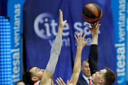 Salash intenta anotar ante Claver y Bolmaro.