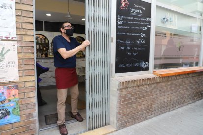 Des de dilluns, els bars no hauran de tancar a les 10.30 per reobrir a les 13.00.